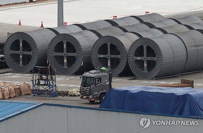 평택항에 쌓여 있는 철강 제품 [연합뉴스 자료사진]
