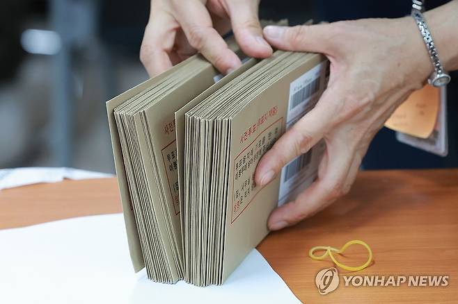 회송용 봉투 수량 확인 [연합뉴스 자료사진]