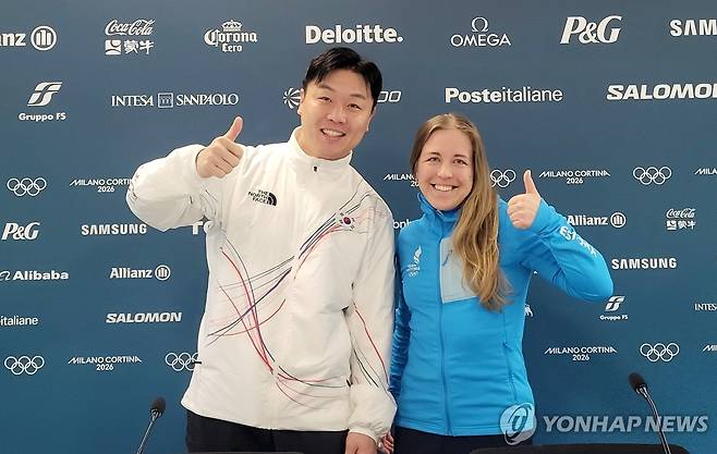 원윤종 IOC 선수위원 당선…한국인 3번째·동계 출신 최초 (밀라노=연합뉴스) 한국 봅슬레이 '레전드' 원윤종(40)이 한국인으로는 세 번째이자 한국 동계 스포츠 선수 출신으로는 최초로 국제올림픽위원회(IOC) 선수위원이 됐다.
    원윤종은 19일 이탈리아 밀라노의 2026 밀라노·코르티나담페초 동계 올림픽 선수촌에서 발표된 IOC 선수위원 투표 결과 11명의 후보 중 1위를 차지해 선수위원에 당선됐다.
    사진은 함께 당선된 요한나 탈리해름(오른쪽)과 기념 촬영하는 원윤종. 2026.2.20 [대한체육회 제공. 재판매 및 DB 금지] photo@yna.co.kr