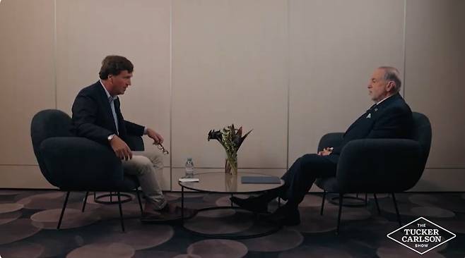 터커 칼슨(왼쪽)과 인터뷰 중인 마이크 허커비 대사(오른쪽) [터커 칼슨 유튜브 화면 캡쳐. 재판매 및 DB 금지]