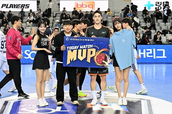 22일 두산전 최우수선수(MVP)에 뽑힌 인천도시공사 전진수(오른쪽에서 두 번째). [한국핸드볼연맹 제공. 재판매 및 DB 금지]