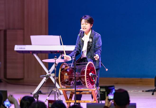 ▲ 트로트 샛별 황민호가 22일 인천청춘대학 대강당에서 열린 '신년맞이 효 콘서트' 무대에 올라 장구 퍼포먼스 공연을 펼치고 있다. /사진제공=인천청춘대학
