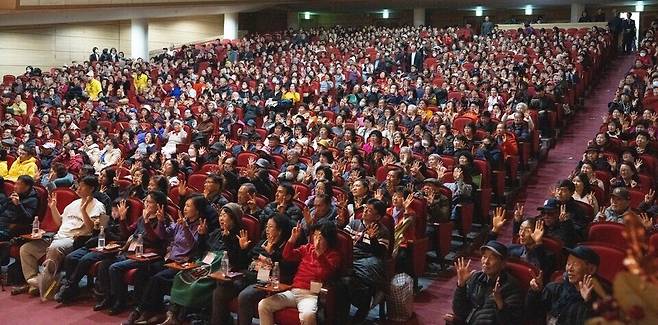 ▲ 22일 인천청춘대학 대강당에서 열린 '신년맞이 효 콘서트' 객석을 가득 메운 어르신들이 몸을 들썩이며 공연을 즐기고 있다. /사진제공=인천청춘대학