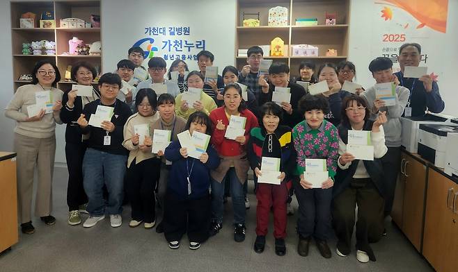 가천누리가 인천 남동구 구월동 가천누리 사무실에서 직원들과 함께 출판기념식을 갖고 첫 책자 출간을 축하하는 기념촬영을 하고 있다.