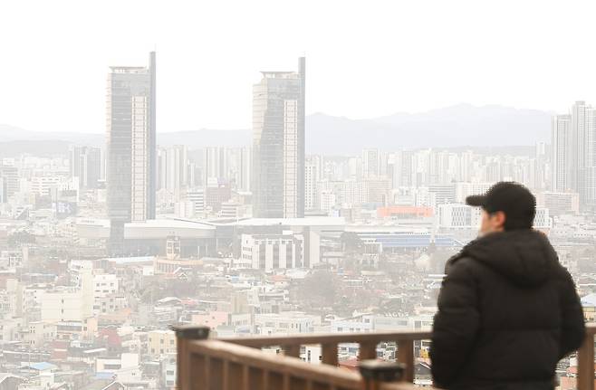 옅은 황사와 미세먼지가 기승을 부린 23일 대전 동구 하늘공원에서 바라본 대전도심이 뿌옇게 보이고 있다. 김주형 기자 kjh2667_@cctoday.co.kr
