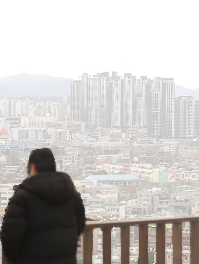 옅은 황사와 미세먼지가 기승을 부린 23일 대전 동구 하늘공원에서 바라본 대전도심이 뿌옇게 보이고 있다. 김주형 기자 kjh2667_@cctoday.co.kr