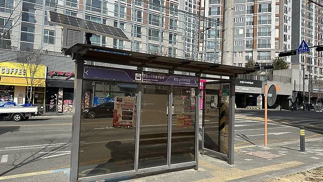 광주 북구 동림동 운암산 일대에 1천400여세대의 아파트 단지가 조성돼 있으나, 버스 노선이 228과 첨단30뿐이어서 주민들이 접근성 개선을 요구하고 있다. 사진은 해당 아파트 단지에서 300m 인근에 존재하는 유일한 버스 정류장 ‘운암산코오롱하늘채아파트’./윤찬웅 기자