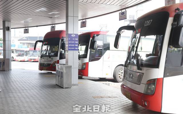 전주시외버스 터미널에 정차중인 버스들/전북일보DB