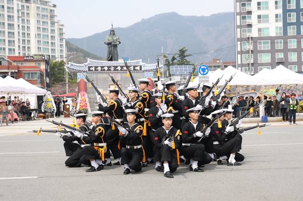 진해군항제 이충무공 추모대제 모습.