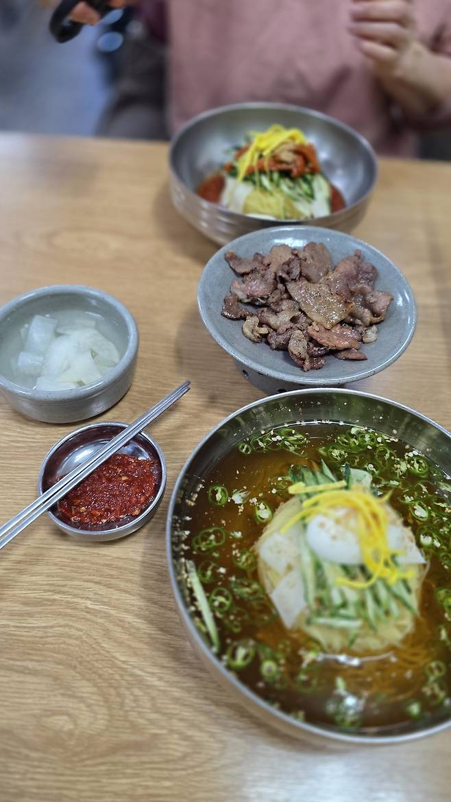 땡초밀면과 석쇠불고기