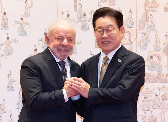 이재명 대통령과 루이스 이나시우 룰라 다시우바 브라질 대통령이 23일 청와대에서 국빈 방한 공식 환영식 후 기념 촬영을 하고 있다. 연합뉴스