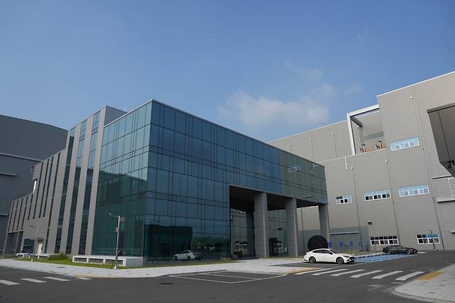 엘앤에프 대구 달성군 구지 3공장 전경. <엘앤에프 제공>