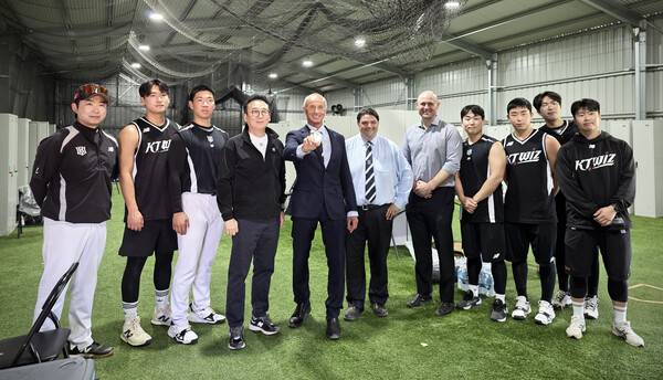 KT위즈와 질롱시(사진=KT)