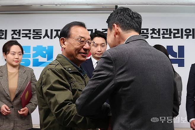 장동혁 국민의힘 대표와 이정현 공천관리위원장이 23일 서울 여의도 국민의힘 당사에서 열린 제9회 전국동시지방선거 중앙당 공천관리위원회 공천 혁신 서약식을 마치고 악수하고 있다. 뉴시스