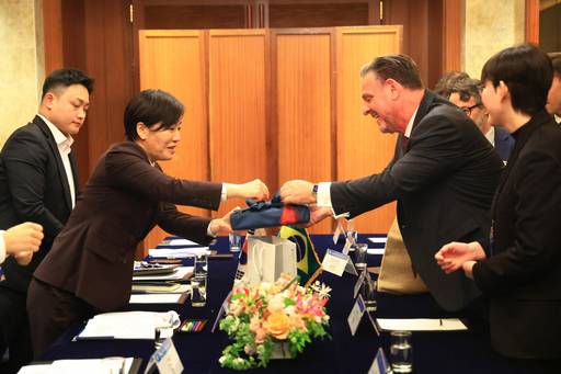 송미령 농림축산식품부 장관이 23일 서울에서 카를로스 엥히키 바케다 파바로 브라질 농업축산장관과 양국 간 농업협력방안 논의를 위해 마주하고 있다. /농식품부