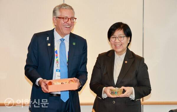 정은경 장관(오른쪽)과 알렉샨드리 호샤 산투스 파딜랴 장관 / 사진제공=보건복지부