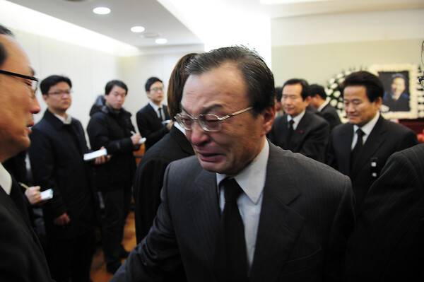 2011년 12월 30일 김근태 민주통합당 상임고문이 별세했다. 이날 서울대병원 장례식장에 마련된 고인의 빈소에서 이해찬 전 총리가 조문하고 있다. 2011.12.30. 연합뉴스