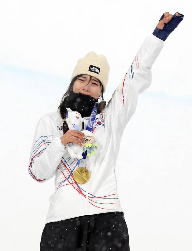 12일(현지시간) 이탈리아 리비뇨 스노파크에서 열린 2026 밀라노·코르티나담페초 동계 올림픽 스키 스노보드 여자 하프파이프 결선에서 90.25점을 획득해 금메달을 획득한 한국 최가온이 금메달을 목에 건 뒤 기뻐하고 있다. 사진=연합뉴스