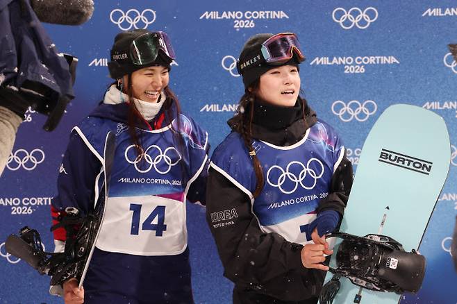 12일(현지시간) 이탈리아 리비뇨 스노파크에서 열린 2026 밀라노·코르티나담페초 동계 올림픽 스키 스노보드 여자 하프파이프 결선에서 90.25점을 획득해 금메달을 획득한 한국 최가온이 점수를 확인한 뒤 눈물을 흘리고 있다. 사진=연합뉴스