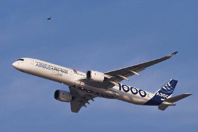 지난해 11월 17일(현지시간) 아랍에미리트 두바이에서 열린 두바이 에어쇼에서 에어버스 A350 항공기가 비행 시범을 하고 있다. (사진=로이터)