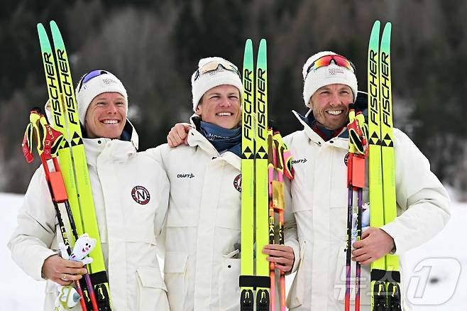 노르웨이 출신 크로스컨트리 스키 선수 요한네스 클레보(가운데)는 2026 밀라노·코르티나담페초 동계 올림픽에서 금메달 6개를 목에 걸었다. ⓒ AFP=뉴스1