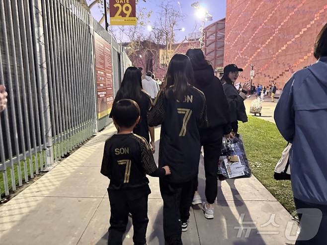LAFC 손흥민 유니폼을 입은 어린이 입장객들 ⓒ 뉴스1 윤슬빈 관광전문기자