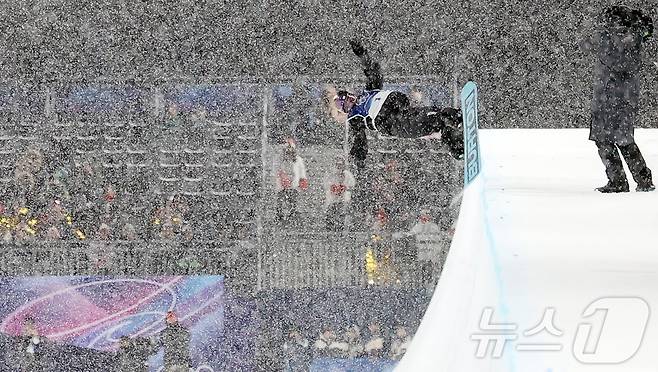 스노보드 최가온이 12일(현지시간) 이탈리아 리비뇨 스노파크에서 열린 2026 밀라노·코르티나담페초 동계올림픽 스노보드 여자 하프파이프 결선 3차전 경기를 펼치고 있다. 이날 최가온은 1,2차 경기에서 넘어진 후 3차 시기에 90.25점을 받아 단독 1위에 올라서 금메달을 획득했다. 2026.2.13 ⓒ 뉴스1 김진환 기자