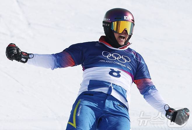 스노보드 김상겸이 8일(현지시간) 이탈리아 리비뇨의 스노파크에서 열린 2026 밀라노·코르티나담페초 동계올림픽 스노보드 남자 평행 대회전 8강전에서 준결승 진출을 확정지은 뒤 기뻐하고 있다. 2026.2.8 ⓒ 뉴스1 김진환 기자