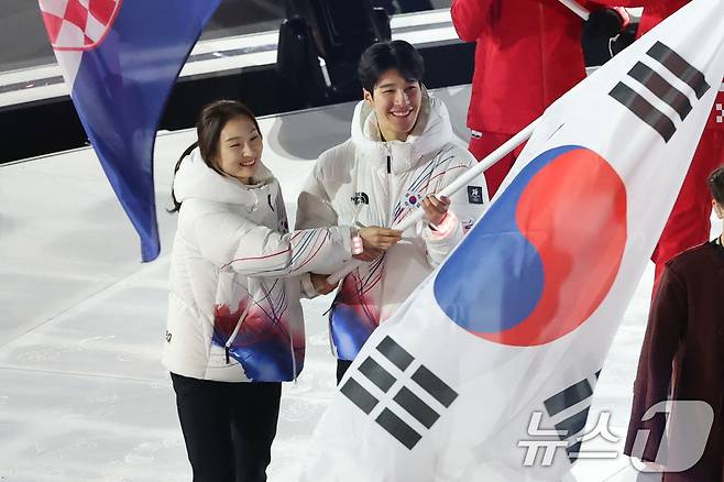 22일(현지시간) 이탈리아 베로나 올림픽 아레나에서 열린 2026 밀라노·코르티나담페초 동계올림픽 폐회식에서 대한민국 선수단 기수를 맡은 쇼트트랙 최민정과 황대헌이 입장하고 있다. (공동취재) 2026.2.23 ⓒ 뉴스1 김진환 기자