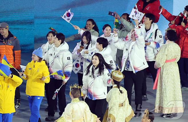 대한민국 대표팀 이수경 선수단장을 비롯한 선수들이 22일 오후(현지시간) 이탈리아 베로나 아레나에서 열린 2026 밀라노·코르티나담페초 동계올림픽대회 폐회식에 참석하고 있다. 2026.2.23 ⓒ 뉴스1 김진환 기자