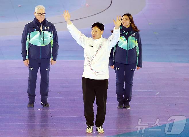 원윤종 국제올림픽위원회(IOC) 선수위원이 22일 오후(현지시간) 이탈리아 베로나 아레나에서 열린 2026 밀라노·코르티나담페초 동계올림픽대회 폐회식에 참석해 인사하고 있다. 2026.2.23 ⓒ 뉴스1 김진환 기자