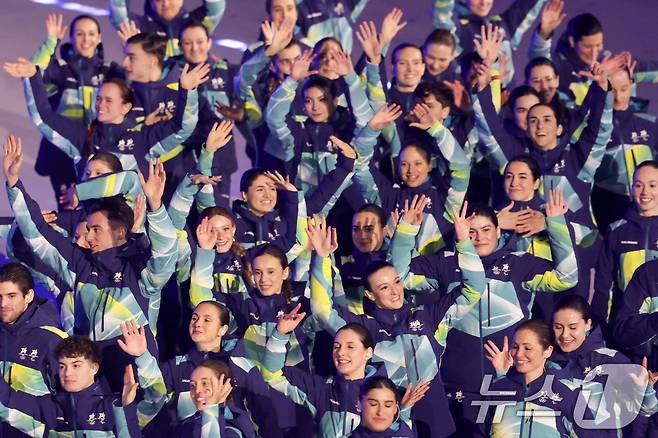 22일(현지시간) 이탈리아 베로나 올림픽 아레나에서 열린 2026 밀라노·코르티나담페초 동계올림픽 폐회식에서 자원봉사자들이 인사하고 있다. (공동취재) 2026.2.23 ⓒ 뉴스1 김진환 기자