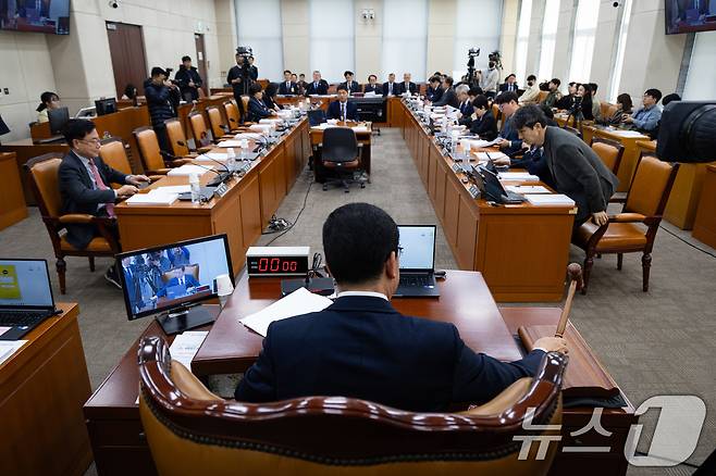 신정훈 국회 행정안전위원장이 23일 서울 여의도 국회에서 열린 제432회 국회(임시회) 행정안전위원회 제4차 전체회의에서 의사봉을 두드리고 있다. 국회 행정안전위원회는 이날 전체회의에서 범여권 주도로 재외국민의 국민투표권을 보장하는 내용의 국민투표법 개정안을 통과시켰다. 2026.2.23 ⓒ 뉴스1 유승관 기자