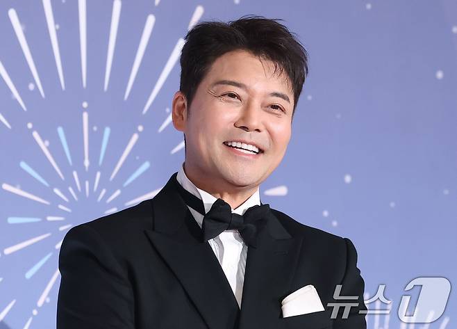 방송인 전현무가 29일 오후 서울 마포구 MBC 미디어센터 공개홀에서 열린 '2025 MBC 방송연예대상' 레드카펫 행사에 참석해 미소를 짓고 있다. 2025.12.29 ⓒ 뉴스1 권현진 기자