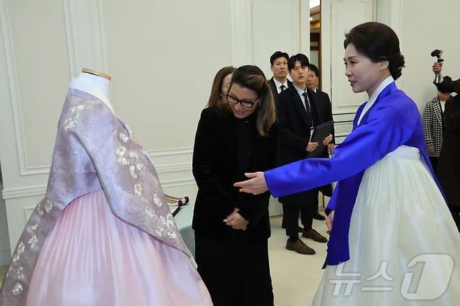 김혜경 여사가 23일 청와대에서 루이스 이나시우 룰라 다시우바 브라질 대통령 부인 호잔젤라 다시우바 여사에게 맞춤전통한복을 선물하고 있다. 2026.2.23 ⓒ 뉴스1 이재명 기자