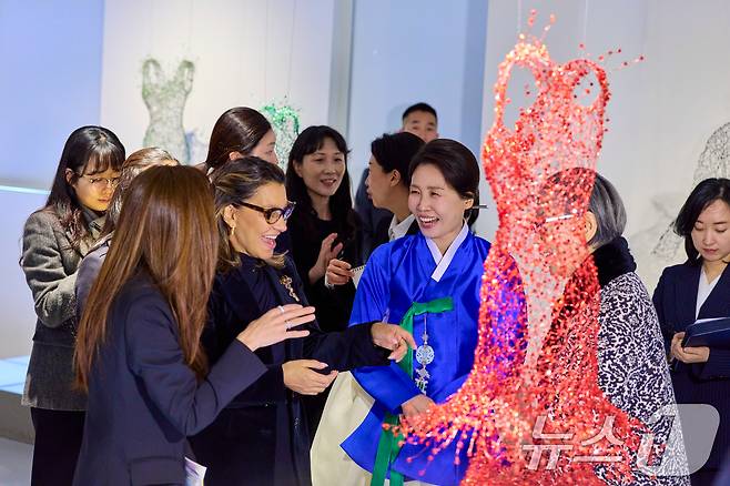 김혜경 여사와 루이스 이나시우 룰라 다시우바 브라질 대통령 부인 호잔젤라 다시우바 여사가 23일 서울 종로구 서울공예박물관에서 '장인, 세상을 이롭게 하다' 주제로 열린 전시를 관람하고 있다. (청와대 제공. 재판매 및 DB 금지) 2026.2.23 ⓒ 뉴스1 이재명 기자