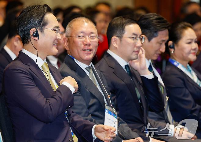 이재용 삼성전자 회장과 정의선 현대차그룹 회장이 23일 오후 서울 중구 롯데호텔에서 열린 한-브라질 비지니스 포럼에 참석해 대화하고 있다. 왼쪽부터 이 회장, 정 회장, 구광모 LG그룹 회장, 정기선 HD현대 회장. 2026.2.23 ⓒ 뉴스1 안은나 기자