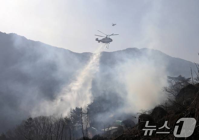 경남 함양 산불 사흘째인 23일 오전 함양군 마천면 산불 현장에서 산불진화 헬기가 진화 작업을 벌이고 있다. 2026.2.23 ⓒ 뉴스1 윤일지 기자