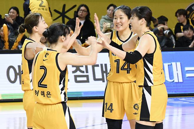 청주 KB스타즈가 23일 열린 2025-26 여자프로농구 정규리그 부천 하나은행전에서 72-61로 승리했다. (WKBL 제공)