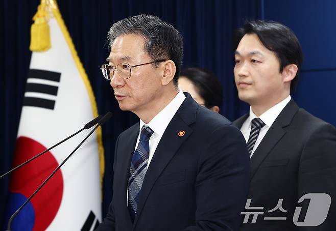 정성호 법무부 장관이 23일 서울 종로구 정부서울청사에서 정부가 미국계 사모펀드 엘리엇을 상대로 한 국제투자분쟁(ISDS) 사건 중재 판정의 영국 법원 취소소송에서 승소한 것과 관련한 브리핑을 하고 있다. 2026.2.23 ⓒ 뉴스1 김민지 기자