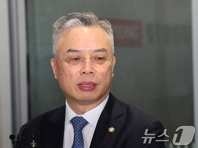 2차 종합특검(윤석열·김건희에 의한 내란·외환 및 국정농단 행위의 진상규명을 위한 특별검사 임명 등에 관한 법률안)의 권창영 특별검사가 6일 오전 서울 중구 사무실로 출근하며 소감을 밝히고 있다. 2026.2.6 ⓒ 뉴스1 황기선 기자