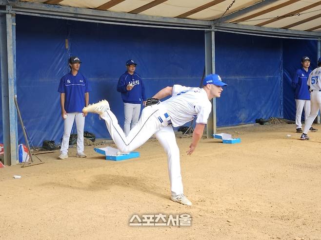 삼성 매닝이 20일 일본 오키나와 온나손 아카마 구장에서 불펜피칭을 하고 있다. 오키나와 | 김동영 기자 raining99@sportsseoul.com