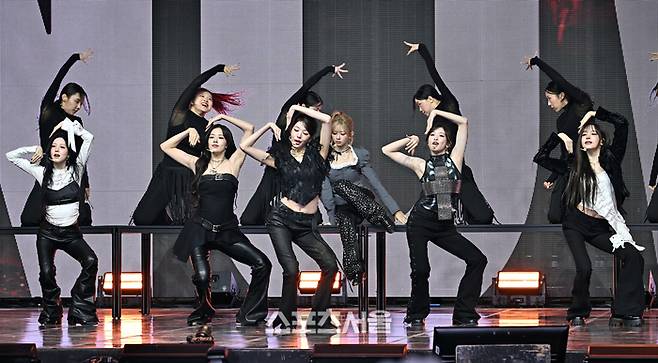 아이브(IVE)가 23일 서울 광진구 예스24 라이브홀에서 열린 정규 2집 앨범 ‘리바이브 플러스(REVIVE+) 발매 기념 미디어 쇼케이스에서 타이틀곡 ’블랙홀(BLACKHOLE)‘ 무대를 선보이고 있다. 2026. 2. 23.  박진업 기자 upandup@sportsseoul.com