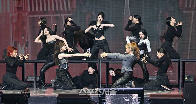 아이브(IVE)가 23일 서울 광진구 예스24 라이브홀에서 열린 정규 2집 앨범 ‘리바이브 플러스(REVIVE+) 발매 기념 미디어 쇼케이스에서 타이틀곡 ’블랙홀(BLACKHOLE)‘ 무대를 선보이고 있다. 2026. 2. 23.  박진업 기자 upandup@sportsseoul.com