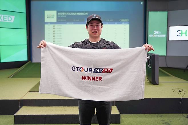 순범준이 21일 골프존 조이마루에서 열린 3H GTOUR MIXED 2차대회에서 우승을 차지한 뒤 타올을 펼쳐들고 포즈를 취하고 있다. 사진 | 골프존