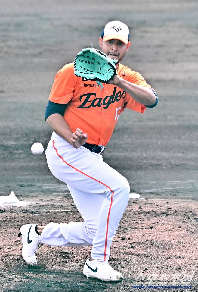 첫 타자와 승부에서 강습 타구에 맞았던 아찔한 장면.