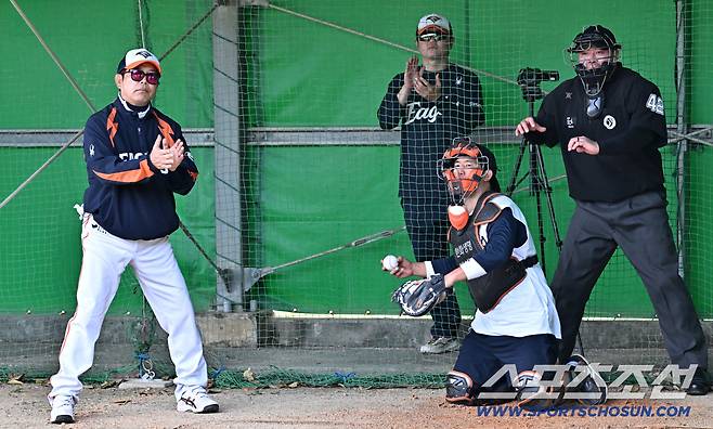 문동주 첫 불펜 피칭을 타석에서 지켜보던 양상문 코치는 연신 박수를 쳤다.