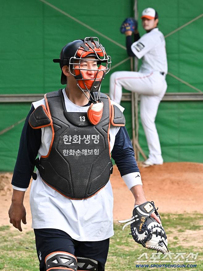 아끼는 후배 문동주 위해 다시 휴식도 반납한 포수 최재훈.