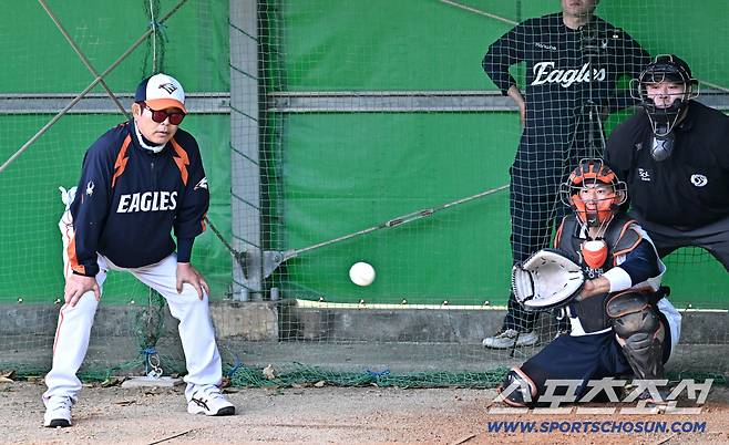 분명 60퍼센트로 던지는 직구였는데 포수 최재훈은 두 번 살아온다며 칭찬을 아끼지 않았다.