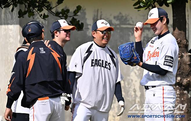 넘치는 사랑에 문동주도 활짝 웃었다.